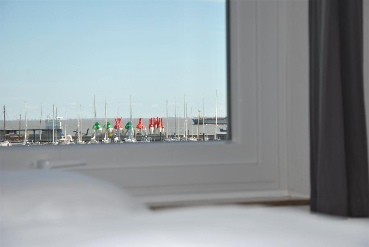 Lotsenkajüte Mit Seesicht * Cuxhaven